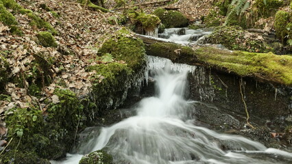 Naklejka premium Es plätschert der Liedchenbach zwischen den Felsblöcken