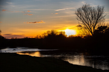 Puesta de sol en la vereda de un rio