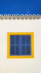 Janela azul com moldura amarela.