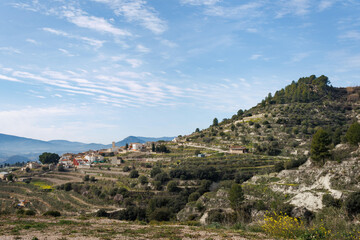 Obraz premium Paisaje de montaña con la población de Balones en día soleado de invierno. España