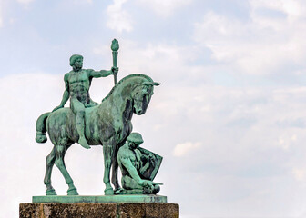 Fototapeta premium Statue Reiter mit Fackel und kniendem Kämpfer