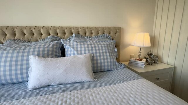 interior de quarto condecora&ccedil;&atilde;o azul e branca 