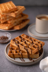 photo Delicious Breakfast Idea with Crispy Waffles Drizzled in Rich Chocolate Syrup for a Perfect Morning Feast to Satisfy Sweet Tooth Cravings with Gourmet Coffee Pairing Experience