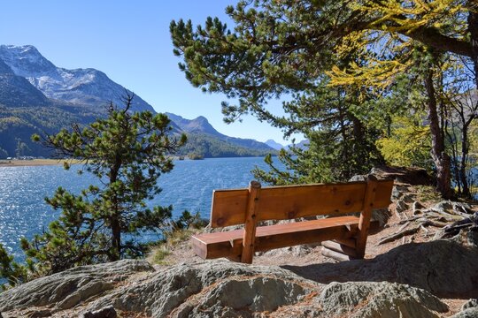 Schweiz: Bank am Bergsee (Silser See im Engadin)