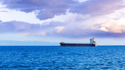 Obraz premium big oil, liquified gas or chemical tanker. Tanker ship logistic and transportation business oil and gas industry