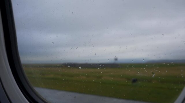 Despegue de avi&oacute;n desde aeropuerto de Vancouver con lluvia ligera
