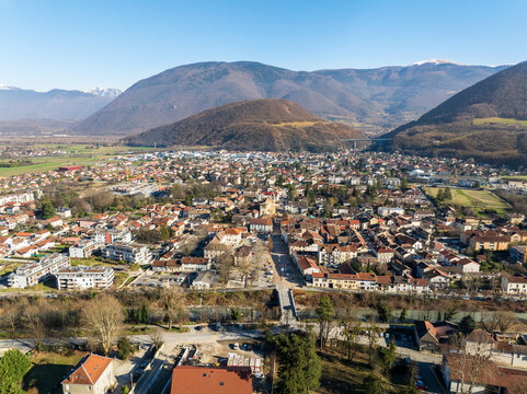 Ville de vif en Is&egrave;re en vue a&eacute;rienne 