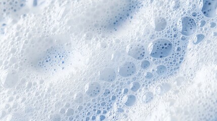 Obraz premium Delicate soap foam forms an intricate dance of bubbles, glistening under soft light. The texture evokes a sense of calm, inviting exploration and creativity in its simplicity