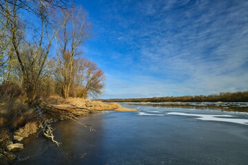 Nadwiślański park krajobrazowy. Pejzaże z rzeką Wisłą w okolicy Bydgoszczy.