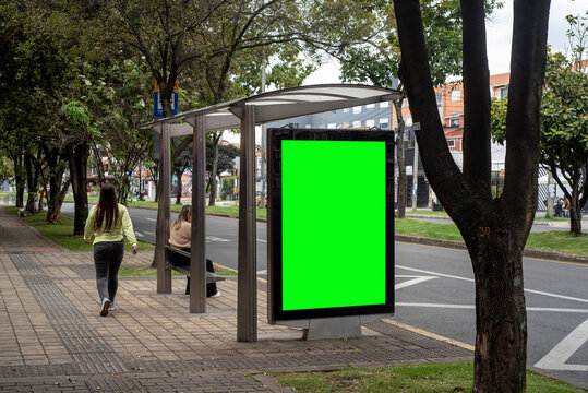 Publicidad de paradero de bus. Mock up