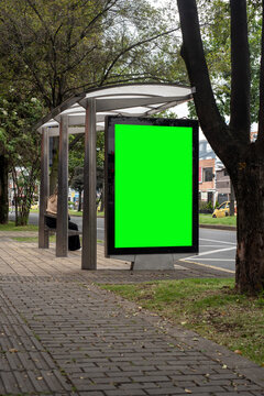 Publicidad de paradero de bus. Mock up