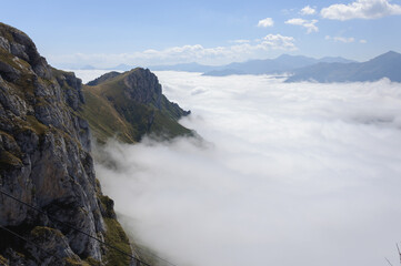 Mar de nubes en alta montaña