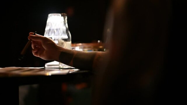 Mano con una pluma, esperando a escribir