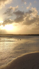 Le soleil se couche en se reflétant sur la mer