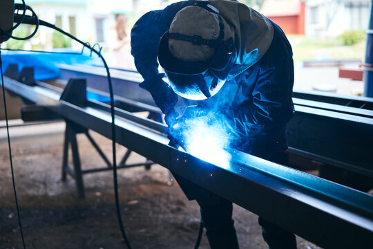 鉄鋼場で働く溶接工