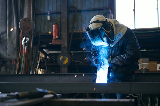 鉄鋼場で働く溶接工