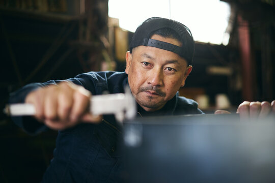 鉄鋼場で働く日本人男性