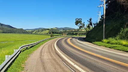 Uma curva em uma estrada na cidade de Salesópolis, estado de São Paulo, Brasil.