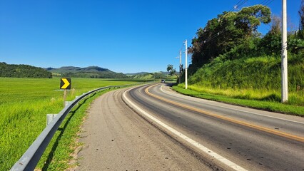 Uma curva em uma estrada na cidade de Salesópolis, estado de São Paulo, Brasil.