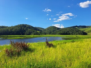Um paisagem em um dia ensolarado na represa do rio paraitinga, em salesópolis, estado de São...