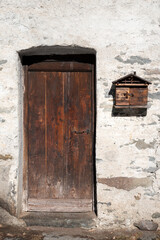 Porta di legno con buca delle lettere