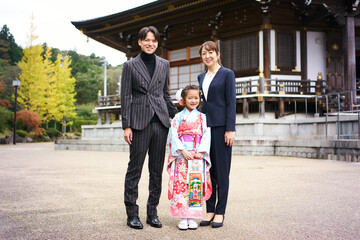 七五三のお参りをする家族