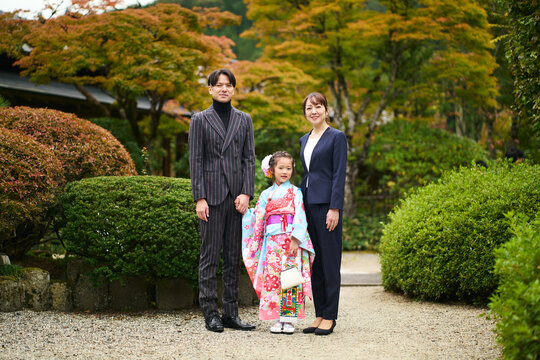 七五三のお参りをする家族