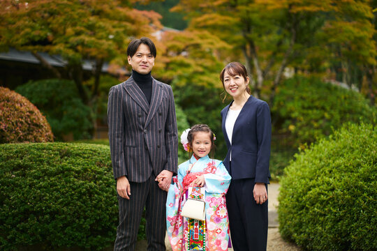 七五三のお参りをする家族