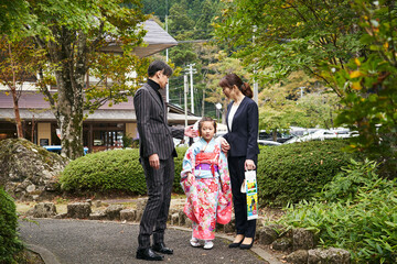 七五三のお参りをする家族