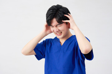医者・看護師・歯科医師・介護士　男性　困る　白背景