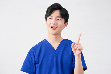 医者・看護師・歯科医師・介護士　男性　ひらめく　白背景