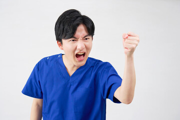 医者・看護師・歯科医師・介護士　男性　パワハラ　暴力　白背景