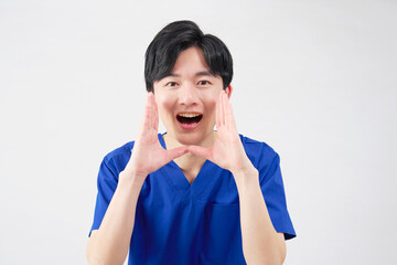 医者・看護師・歯科医師・介護士　男性　話しかける　白背景