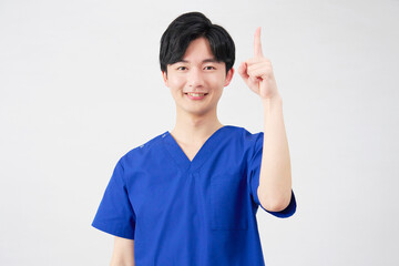 医者・看護師・歯科医師・介護士　上を指差す男性　　白背景