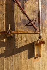 Rusty hooper opening mechanism on a concrete grain silo