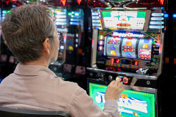 スロットマシンを遊戯する男性