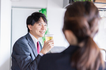 デートでお酒を飲むビジネスマン