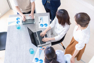 ベンチャー企業で働く若いオフィスワーカー