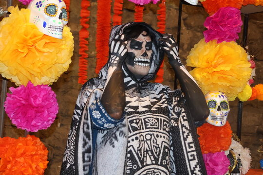 Hombre honrando la celebraci&oacute;n del D&iacute;a de Muertos en M&eacute;xico