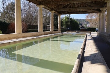 Ancien lavoir, village de Goudargues, département du Gard, France