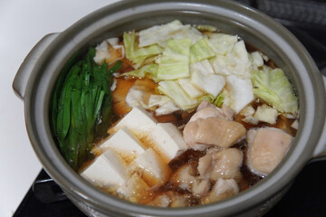 鶏肉の寄せ鍋を作る様子