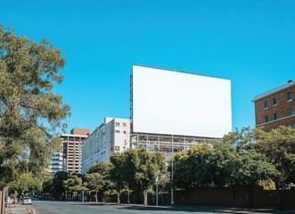 Obraz premium Blank Billboard on Urban Building: A Canvas for Creativity in the Heart of the City