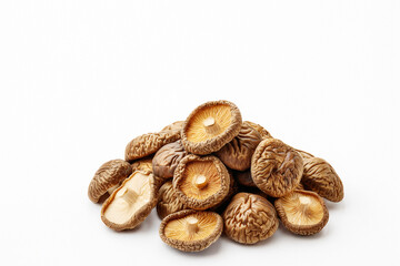 白背景にたくさんの干し椎茸