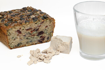 Drożdżowy chleb z ziarnami i żurawina, świeża kostka drożdży piekarskich i drożdżowy zaczyn  © Paweł Kacperek