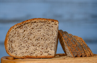 Bocheń chleba zytniego na zakwasie z siemieniem lnianym w przekroju  © Paweł Kacperek