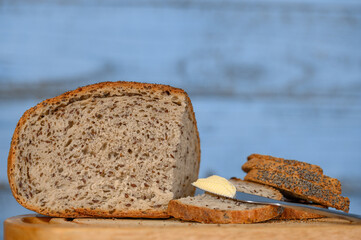 Zbliżenie na kanapki smarowane masłem , domowe pieczywo  © Paweł Kacperek