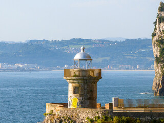 Faro del Caballo en el Monte Buciero de Santoña, Cantabria, España