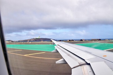 Startvorbereitungen und Abflug am Flughafen. Boarding, das Rollen zur Startbahn und den Start mit Blick aus dem Fenster.
