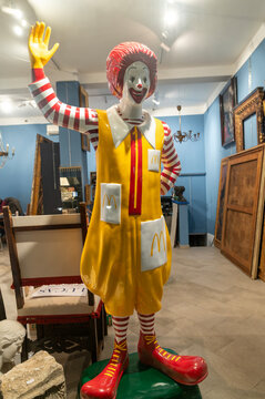 old ronald mcdonald statue