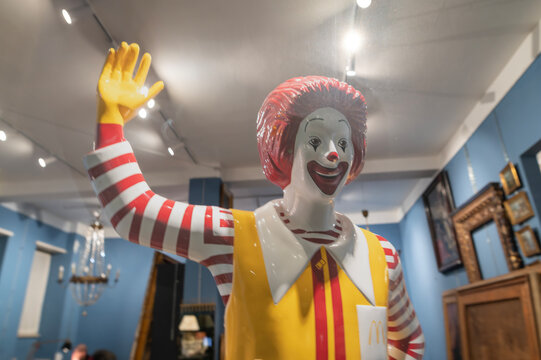 old ronald mcdonald statue